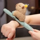 Bracelet en peluche avec capybara Jouet en peluche à porter au poignet 25 × 10 cm Accessoire amusant pour enfants et adultes Cadeau mignon à porter 2