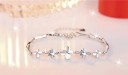 Bracelet féminin avec pierres et fleurs 2