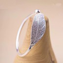 Bracelet ouvert pour femme avec feuille 1