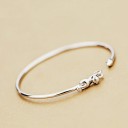 Bracelet ouvert pour femme avec un chat 1