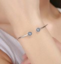 Bracelet ouvert pour femmes avec des pierres bleues 2