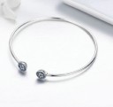 Bracelet ouvert pour femmes avec des pierres bleues 4