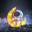 Bricolage astronaute 9,3 x 9,2 x 4,5 cm Astronaute sur un croissant doré de lune Blocs miniatures détaillés Pièces jaunes transparentes Décoration spatiale 2