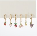 Brincos de argola femininos com pendente de fruta Zircões coloridos Cor dourada Metal de bijuteria Pequeno acessório pendente para o dia a dia 14