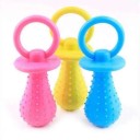Brinquedo de borracha para cães em forma de chupeta com protuberâncias de massagem treino mastigação limpeza dos dentes 9,5 cm 1 unidade cor aleatória rosa azul amarelo 2