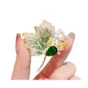 Broche dorada de moda en forma de hoja de arce con superficie de cristal y piedras de colores brillantes, elegante complemento de joyería 2