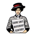 Broche esmaltado com figura e a inscrição Same Shit Different Century aproximadamente 2,7 x 3,5 cm pin preto e branco para roupa mochila acessório 1