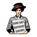 Broșă emailată cu figură și textul Same Shit Different Century cca 2,7 x 3,5 cm pin negru-alb pentru îmbrăcăminte, rucsac, accesoriu 1