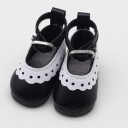 Buty dla lalki z zapięciem na pasek przez podbicie i klamrą Ozdobny falisty brzeg z wzorem dziurkowym Zaokrąglony czubek Wymiar 4,5 x 2,2 cm 1