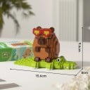 Byg selv 9,6 x 15,6 x 8 cm Kapybara med røde briller siddende på grøn krokodille Sjov detaljeret figur lavet af mini dele 2