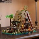 Byggesæt Skov Trekants Hus 24 x 21 x 21 cm Model af hytte ved søen med terrasse og have 1486 dele 3