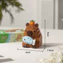 Byggsats 9 x 6 x 7,9 cm Sittande kapybara med blå fisk och orange frukt på huvudet Detaljerad söt figur av mini delar 2
