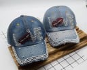 Căciulă din denim pentru femei cu numele Love din pietricele strass Vizor decorat cu pietricele Cureaua ajustabilă cu cataramă Mărime 4