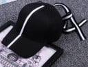 Căciulă pentru doamne cu panglică alb-negru cu dungi peste vârful capului Capete libere ale panglicii în spate Căciulă din bumbac cu orificii 2