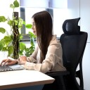 Cadeira de escritório com rede Capacidade 150 kg Altura 118–126 cm Assento 54 x 50 cm Altura do assento 44–52 cm Inclinação 90–130° 3