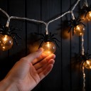 Cadena de luces LED de Halloween Arañas luminosas Longitud 1,5 m Araña 8 x 5,5 cm Alimentación a batería Decoración de Halloween 4