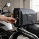 Caixa de ferramentas para motocicleta esquerda com fecho e chaves 330,5 x 191 x 101 mm em plástico preto para montagem no suporte de malas laterais 7