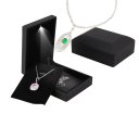 Caja para colgantes 7 x 9 x 3,3 cm con luz LED Joyero de terciopelo Caja de regalo elegante para joyas para compromisos Caja de plástico negra con iluminación 2