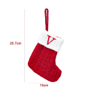 Calcetín navideño rojo 15 x 25,7 cm con borde blanco y letra V bordada Decoración de calcetín con cuerda para colgar Adorno navideño 2