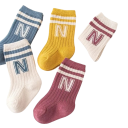 Calcetines infantiles unisex 3 pares Calcetines de algodón de un solo color con letra N Calcetines suaves y transpirables para niños Con puño elástico Cómodos para el uso diario 2