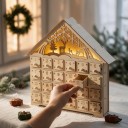 Calendário de Advento de Madeira Casa com Iluminação 24 Gavetas A Pilhas 2x AA Cena de Natal Esculpida Para Pequenos Presentes e Doces 2