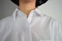 Cămașă albă pentru femei, pentru mărimi mari, cu mânecă lungă, guler clasic și buzunar pe piept, croială prelungită cu margine rotunjită 5