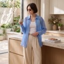 Cămașă lejeră pentru femei cu mânecă lungă și broderie ajurată pe lungimea închiderii cu guler clasic, umeri lăsați și margine inferioară rotunjită 9