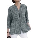 Camicia a righe da donna con taglio morbido e maniche a tre quarti, due tasche sul petto, colletto alto, scollo a V e orlo arrotondato 8