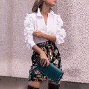 Camicia bianca da donna con maniche arricciate decorate con volant Lunghezza delle maniche sotto il gomito Colletto classico e chiusura con bottoni 2