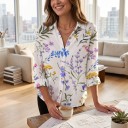Camicia bianca da donna con maniche lunghe e piccoli fiori di campo su sottili steli con colletto classico e bottoni sul davanti 2