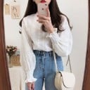 Camicia bianca da donna in cotone con maniche lunghe e ampie Strisce verticali di pizzo e ricamo traforato Polsini arricciati con volants 2