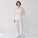 Camicia da donna ampia con maniche lunghe e ricamo a giorno lungo la chiusura con colletto classico, spalle scese e orlo arrotondato 7