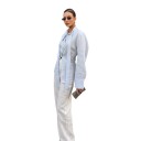 Camicia da donna azzurro chiaro con maniche lunghe e lacci sul retro, spacchi sui fianchi e lunga cintura da annodare attorno al collo 1
