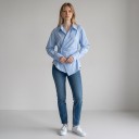 Camicia da donna con maniche lunghe, davanti asimmetrico a incrocio, colletto doppio, arricciatura in vita e orlo inferiore obliquo 3
