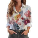 Camicia da donna con maniche lunghe e grandi fiori dipinti su sfondo chiaro con colletto classico e bottoni su tutta la parte anteriore 5