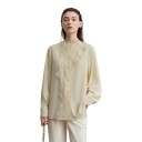 Camicia da donna in pizzo con maniche lunghe e applicazione floreale lungo la chiusura con colletto rifinito in pizzo e orlo dritto 2