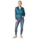 Camicia da donna in satin con maniche lunghe dal taglio morbido, superficie lucida, colletto classico, polsino con bottone e orlo dritto 16