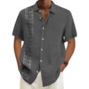 Camicia da uomo con colletto classico a maniche corte e fascia decorativa sulla spalla e lungo tutta la parte anteriore 8
