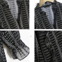 Camicia nera da donna con scollatura a V profonda e piccolo motivo bianco Maniche lunghe a palloncino con volant Leggermente trasparente Cotone Per 4