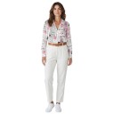 Camisa blanca de mujer con manga larga y estampado de una antigua postal con sellos, rosas y la Torre Eiffel con cuello clásico y botones 1