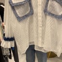 Camisa blanca para mujer con grandes bolsillos en el pecho Bordes azules con flecos Yugo azul en la espalda Manga larga suelta con volado Poliéster 3