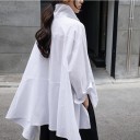 Camisa branca feminina com bainha assimétrica e parte de trás mais longa Corte solto Dois grandes bolsos no peito Mangas longas Algodão e poliéster 2
