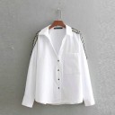 Camisa branca feminina com cordão decorativo nos ombros Manga longa Gola clássica Bolso no peito e botões pretos Blusa em poliéster 3