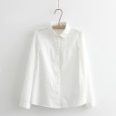 Camisa branca feminina de manga longa com bordados decorativos Em 100% algodão Fecho com botões Mangas com punho Clássico intemporal 3