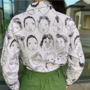 Camisa de algodão feminina com estampado de rostos desenhados Branca com desenho em preto Manga longa Gola clássica Fecho com botões 4