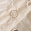 Camisa de algodão feminina com volantes e bordado decorativo Bordado Madeirense Decote em V Mangas franzidas com volante Cor creme 3