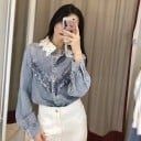 Camisa de denim para mujer con cuello de encaje Volante en forma de V en el pecho Botones de perla Mangas largas con puños Algodón Azul claro 7