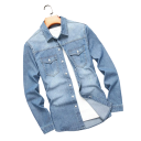 Camisa de ganga azul clara para homem com mangas longas e duas bolsas no peito com aba, aparência desgastada e colarinho clássico 1