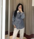 Camisa de ganga feminina com colarinho de renda Volante em forma de V no peito Botões de pérola Mangas longas com punhos Algodão Azul claro 3