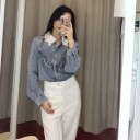 Camisa de ganga feminina com colarinho de renda Volante em forma de V no peito Botões de pérola Mangas longas com punhos Algodão Azul claro 6